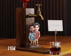 BK Gift Kişiye Özel Tatilci Kankalar Karikatürlü Musluklu Ahşap Viski Standı-1, Viski Çeşmesi, Doğum Günü Hediyesi, İçecek Dispenseri