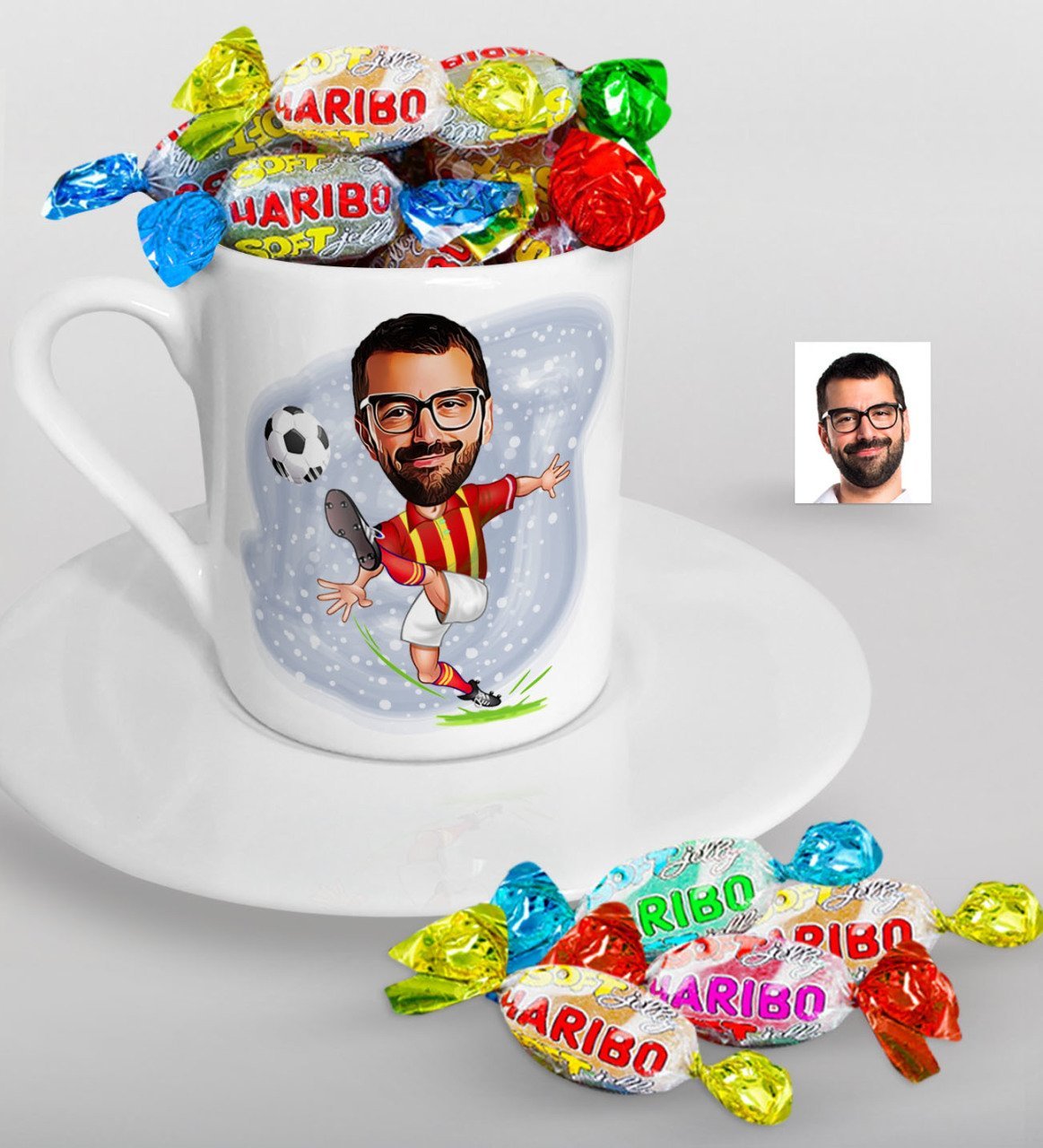 Kişiye Özel Sarı Kırmızı Futbolcu Karikatürlü Türk Kahvesi Fincanı ve Haribo Şeker Hediye Seti