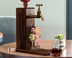 BK Gift Kişiye Özel Tatilci Sevgililer Karikatürlü Musluklu Ahşap Viski Standı-1, Viski Çeşmesi, Doğum Günü Hediyesi, İçecek Dispenseri