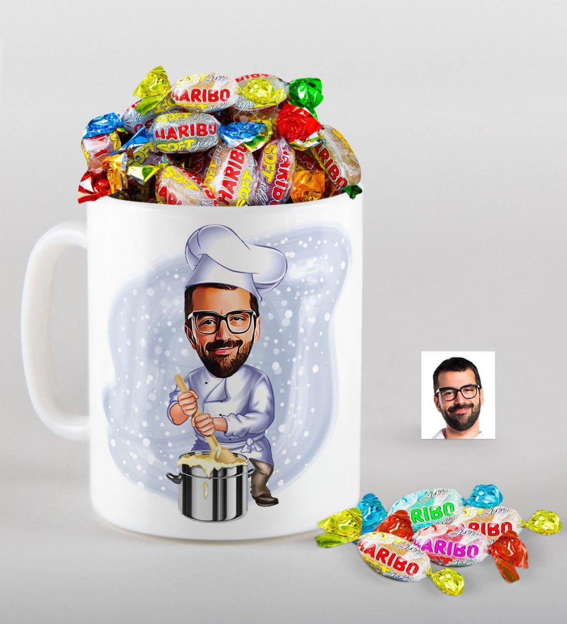 Kişiye Özel Bay Aşçı Karikatürlü Kupa ve Haribo Fruitbons Şeker Hediye Seti