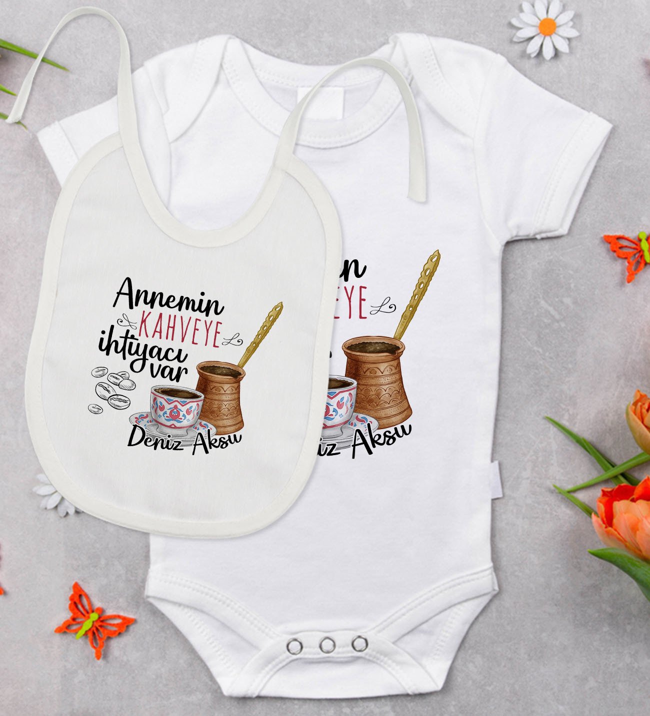 BK Kids Kişiye Özel Annemin Kahveye İhtiyacı Var Tasarımlı Bebek Body Zıbın ve Mama Önlüğü Hediye Seti - Model 1
