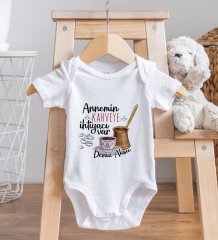 BK Kids Kişiye Özel Annemin Kahveye İhtiyacı Var Tasarımlı Bebek Body Zıbın ve Mama Önlüğü Hediye Seti - Model 1