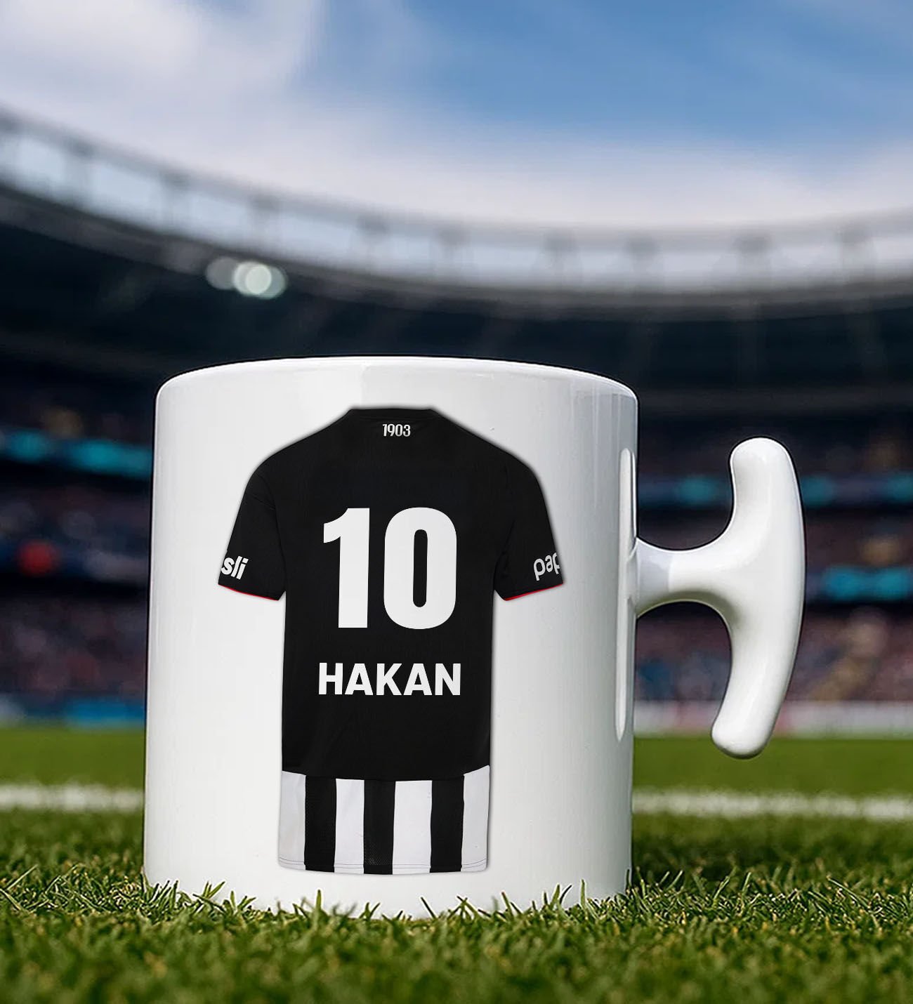 BK Gift Kişiye Özel Siyah Beyaz Taraftar Forma Numarası ve İsim Tasarımlı Baskılı Hammer Kulplu Kupa Bardak, Taraftar Hediyesi