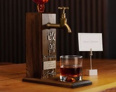 BK Gift Kişiye Özel Kabartma İsimli Tarihli Kaizen Tasarımlı Musluklu Ceviz Ahşap Şarap Standı-1, Viski Çeşmesi, Babaya Hediye, İçecek Dispenseri