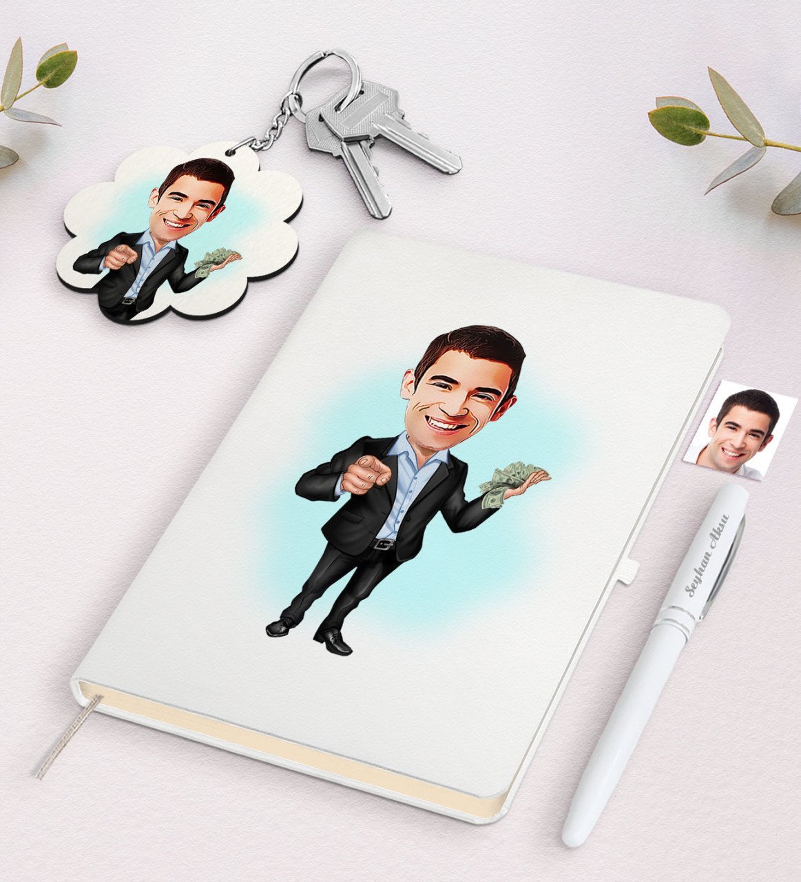 Kişiye Özel Erkek Bankacı Karikatürlü Beyaz Defter Kalem ve Anahtarlık Hediye Seti