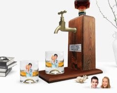 Kişiye Özel Renkli Baskılı Sevgililer Karikatürlü İkili Viski Bardağı ve Ahşap Viski Standı Hediye Seti-87