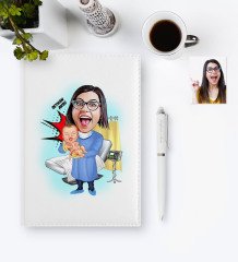 Kişiye Özel Bayan Ebe Kadın Doğum Uzmanı Karikatür 2023 Deri Ajanda & Kalem Hediye Seti - 1
