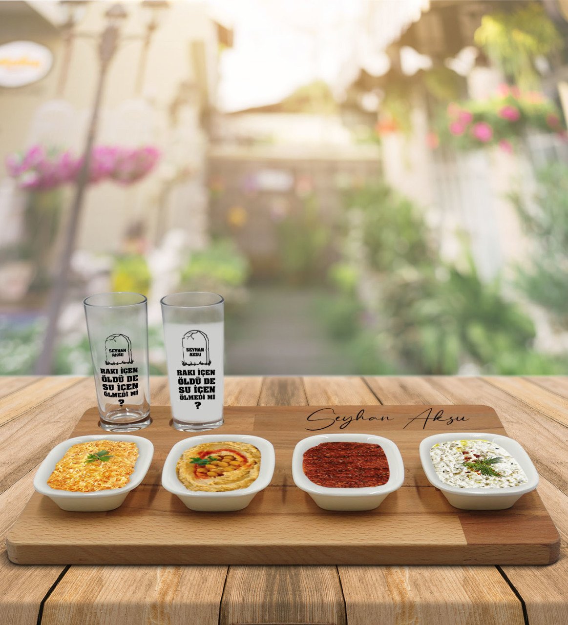 Kişiye Özel Rakı İçen Öldü De Tasarımlı 2’li Rakı Bardağı ve Meze Tabaklı Doğal Masif Ahşap Servis Sunum Tepsisi Model 1