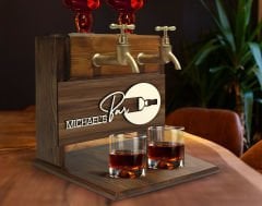BK Gift Kişiye Özel Kabartma Viski Tasarımlı İsimli Çift Musluklu Doğal Ahşap İçki Standı-3, İçki Standı, Doğum Günü Hediyesi, Ev Hediyesi
