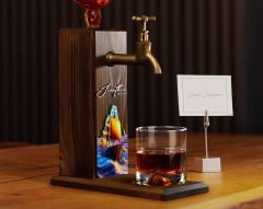 BK Gift Kişiye Özel Kabartma İsimli Tarihli Pirates Ship Tasarımlı Musluklu Ceviz Ahşap Şarap Standı-9, Viski Çeşmesi, Babaya Hediye, İçecek Dispenseri