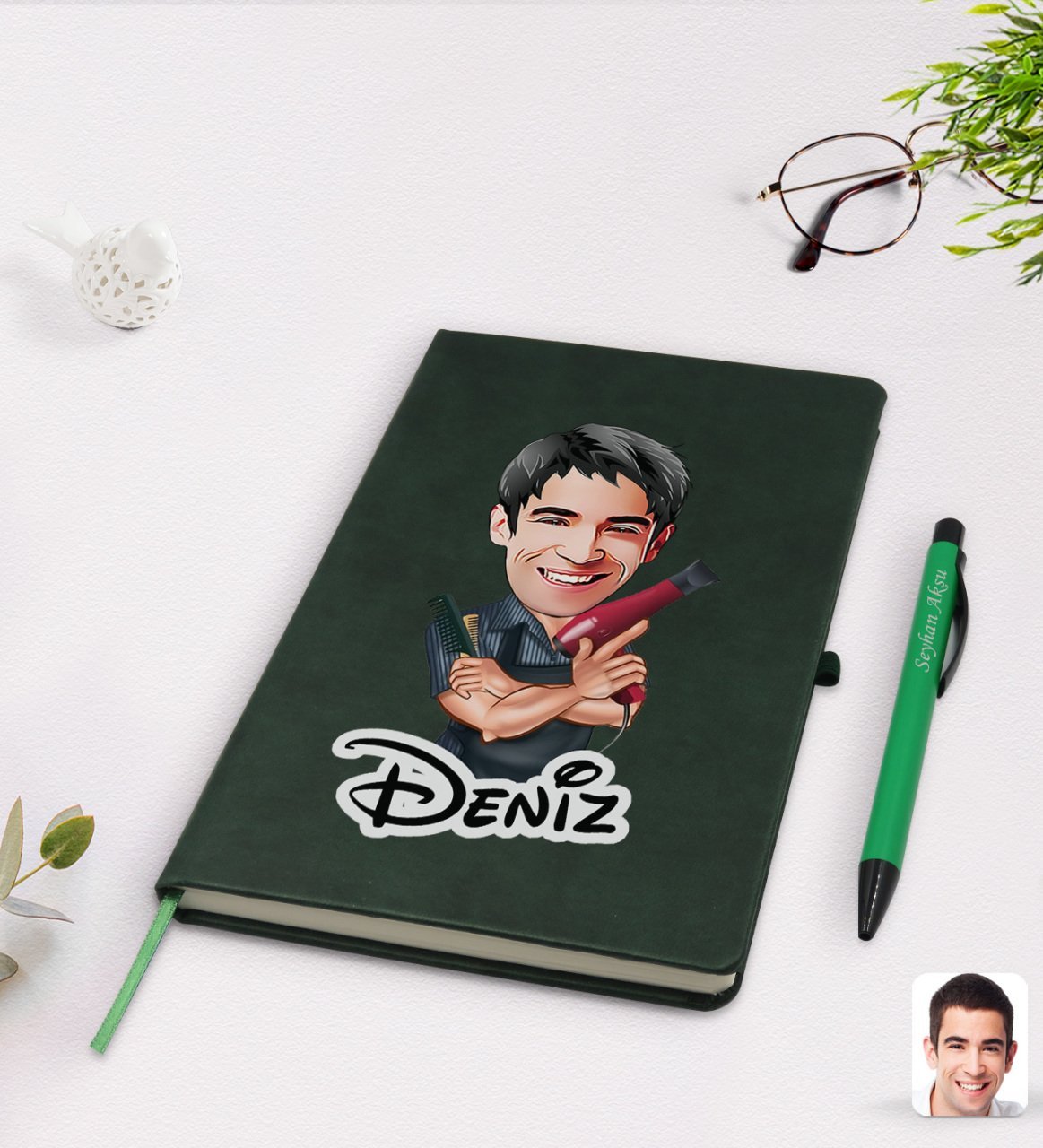 Kişiye Özel Erkek Kuaför Karikatürlü Yeşil Termo Deri Defter Kalem Seti Model 1