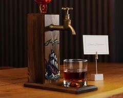 BK Gift Kişiye Özel Kabartma İsimli Tarihli Pirates Ship Tasarımlı Musluklu Ceviz Ahşap Şarap Standı-10, Viski Çeşmesi, Babaya Hediye, İçecek Dispenseri