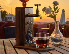 BK Gift Kişiye Özel Kabartma İsimli Tarihli Pirates Ship Tasarımlı Musluklu Ceviz Ahşap Şarap Standı-10, Viski Çeşmesi, Babaya Hediye, İçecek Dispenseri