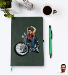 Kişiye Özel Erkek Motorcu Karikatürlü Yeşil Termo Deri Defter Kalem Seti Model 5