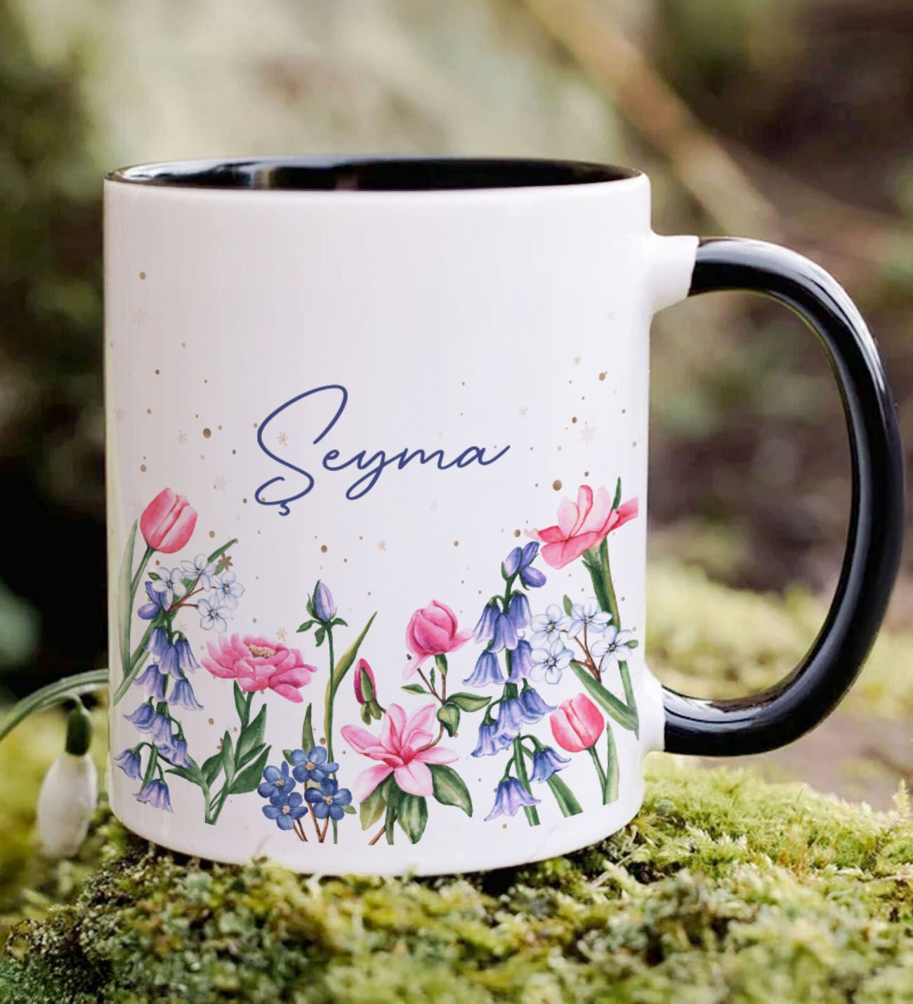 BK Gift Kişiye Özel İsimli Çiçek Tasarımlı Siyah Kupa Bardak- 2, Arkadaşa Hediye, Sevgiliye Hediye, Doğum Günü Hediyesi