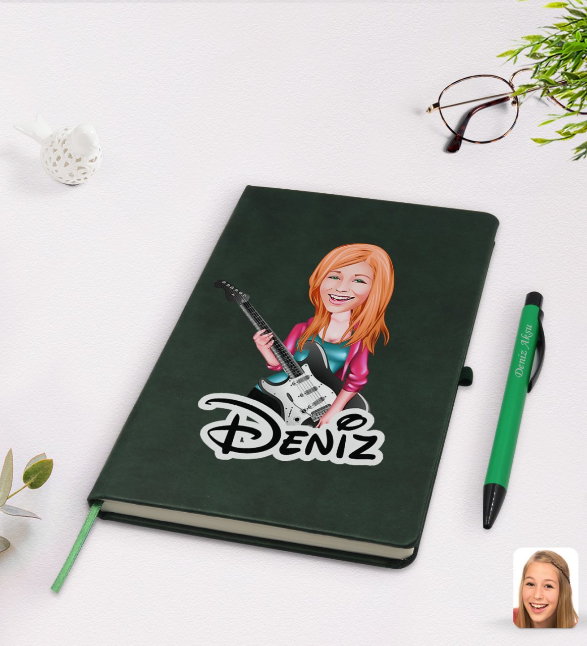 Kişiye Özel Kadın Gitarist Karikatürlü Yeşil Termo Deri Defter Kalem Seti Model 1