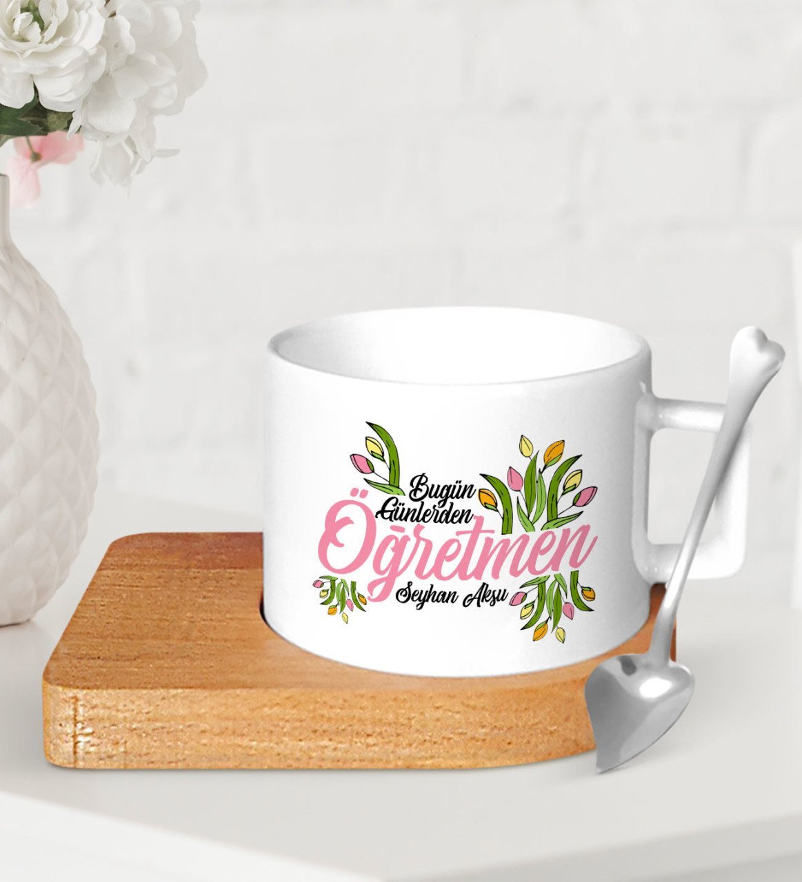 Kişiye Özel Bugün Günlerden Öğretmen Ahşap Altlıklı Seramik Fincan-1