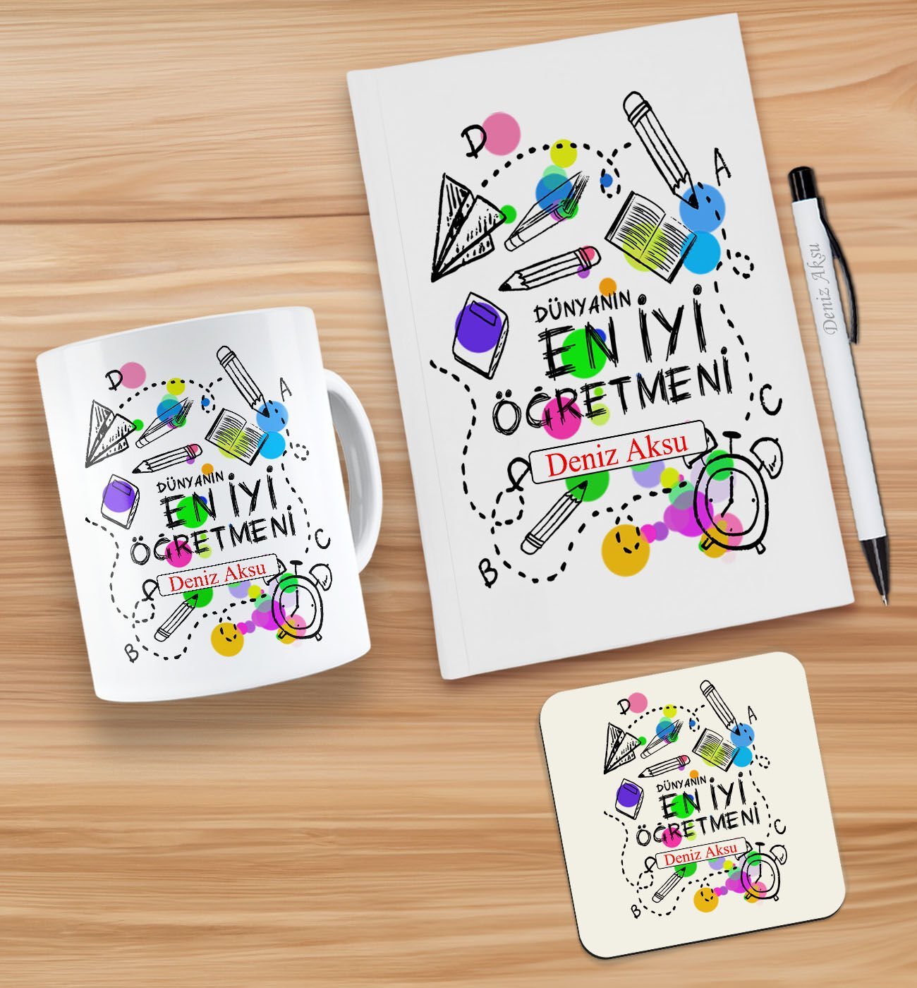 BK Gift Kişiye Özel İsimli Öğretmenler Günü Tasarımlı Beyaz Defter, Tükenmez Kalem, Kupa ve Bardak Altlığı Hediye Seti- 4, Öğretmene Hediye, Öğretmenler Günü