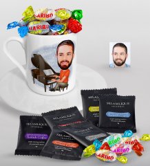Kişiye Özel Bay Piyanist Karikatürlü Türk Kahvesi Fincanı Selamlique Karışık Türk Kahvesi ve Haribo Şeker Hediye Seti