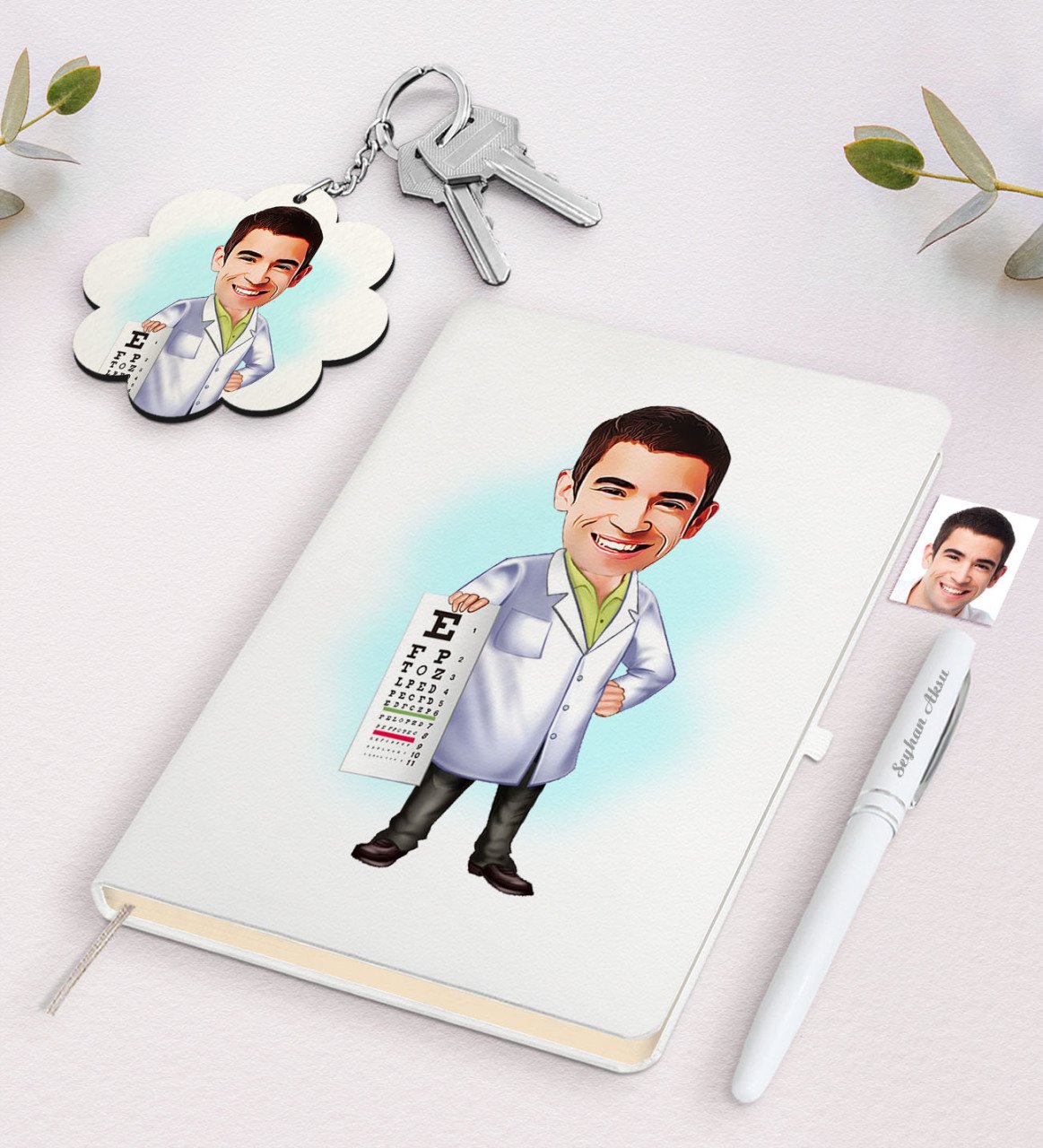 Kişiye Özel Erkek Göz Doktoru Karikatürlü Beyaz Defter Kalem ve Anahtarlık Hediye Seti