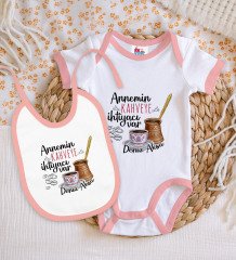 BK Kids Kişiye Özel Annemin Kahveye İhtiyacı Var Tasarımlı Pembe Bebek Body Zıbın ve Mama Önlüğü Hediye Seti