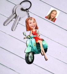 Kişiye Özel Bayan Vespa Temalı Karikatür Anahtarlık