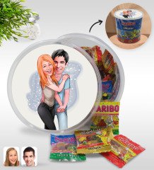 Kişiye Özel Sevgililer Karikatürlü Dev Boy Haribo Minis Kovası (10gx100adet) Model 85