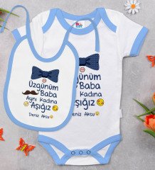 BK Kids Kişiye Özel Aynı Kadına Aşığız Tasarımlı Mavi Bebek Body Zıbın ve Mama Önlüğü Hediye Seti