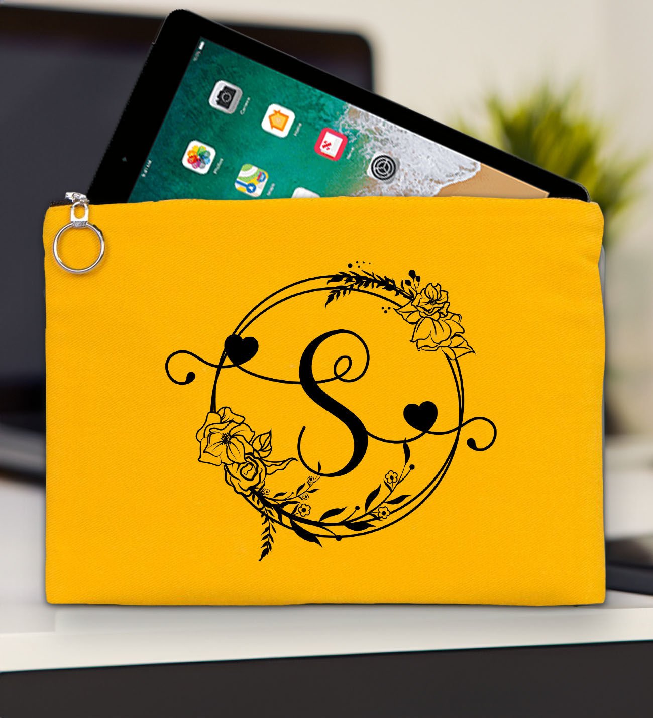 BK Gİft Kişiye Özel Harfli Sarı Tablet Çantası 30x21cm, Ipad Çantası, Baskılı Tablet Kılıfı