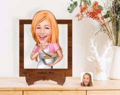 Kişiye Özel Kadın Chef Karikatürlü Ahşap Standlı 3D Biblo-1