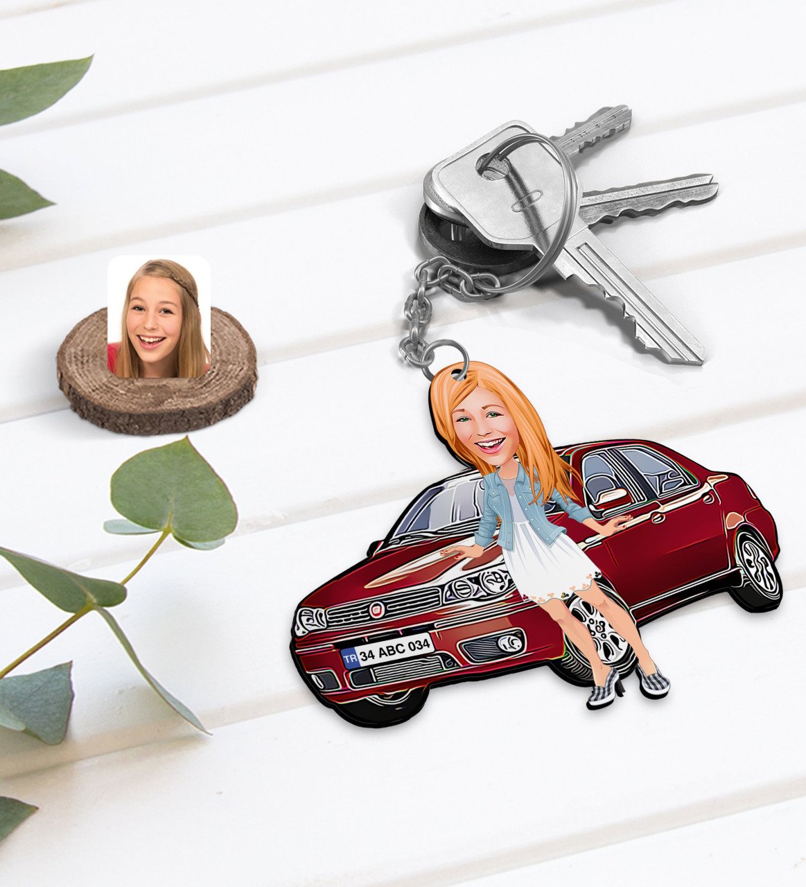 Kişiye Özel Kadın Fiat Albea Figürlü Plakalı Ahşap Karikatür Anahtarlık-1