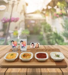 Kişiye Özel Sevgililer Karikatürlü 2’li Rakı Bardağı ve Meze Tabaklı Doğal Masif Ahşap Servis Sunum Tepsisi Model 5