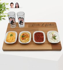 Kişiye Özel Sevgililer Karikatürlü 2’li Rakı Bardağı ve Meze Tabaklı Doğal Masif Ahşap Servis Sunum Tepsisi Model 6