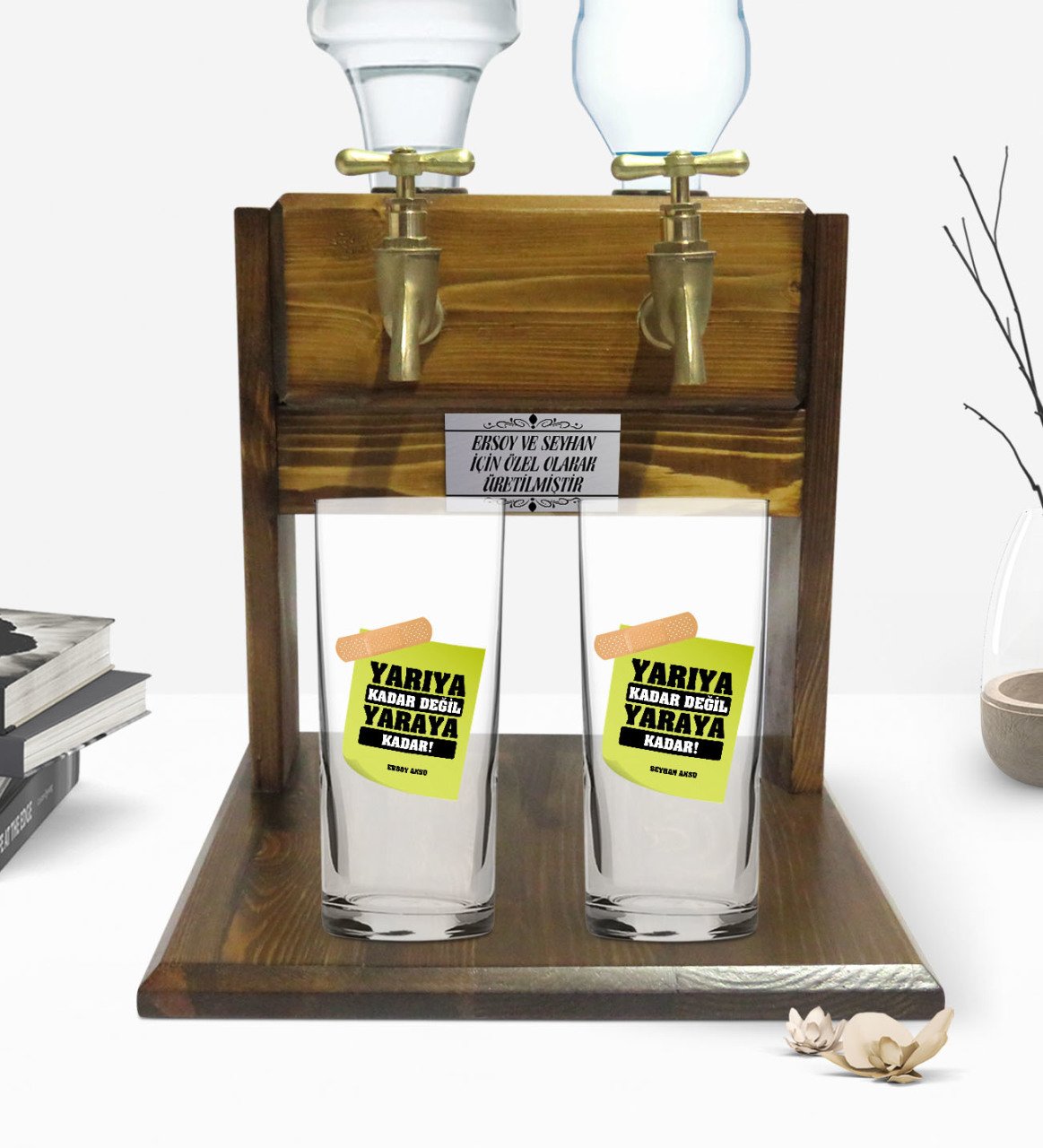 Kişiye Özel Renkli Baskılı Yarıya Kadar Değil Yaraya Kadar Tasarımlı İkili Rakı Bardağı ve Çift Musluklu Doğal Ahşap Rakı Standı-3
