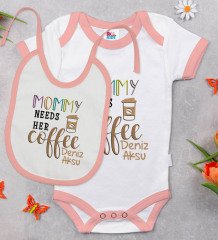 BK Kids Kişiye Özel Mommy Needs Her Coffee Tasarımlı Pembe Bebek Body Zıbın ve Mama Önlüğü Hediye Seti