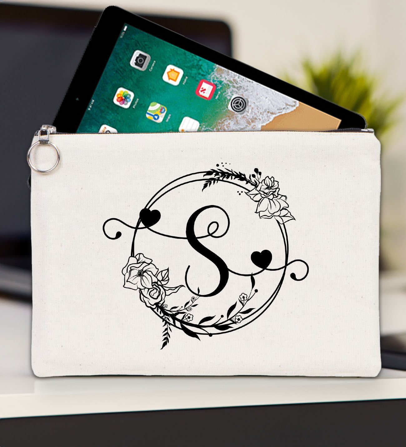 BK Gift Kişiye Özel Harfli Tablet Çantası 30x21cm, Ipad Çantası, Baskılı Tablet Kılıfı