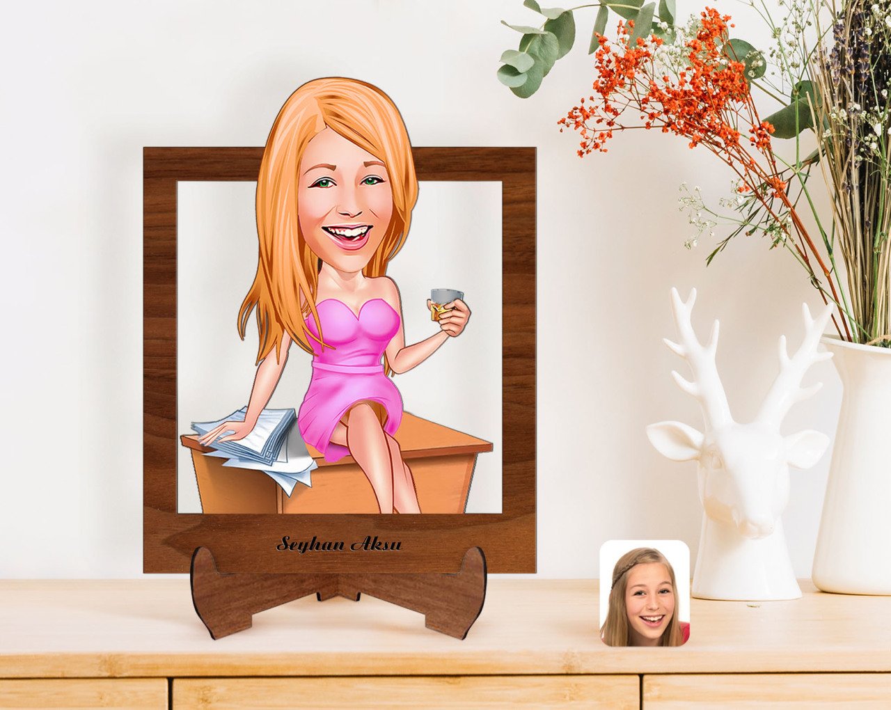 Kişiye Özel Kadın Patron Karikatürlü Ahşap Standlı 3D Biblo-7