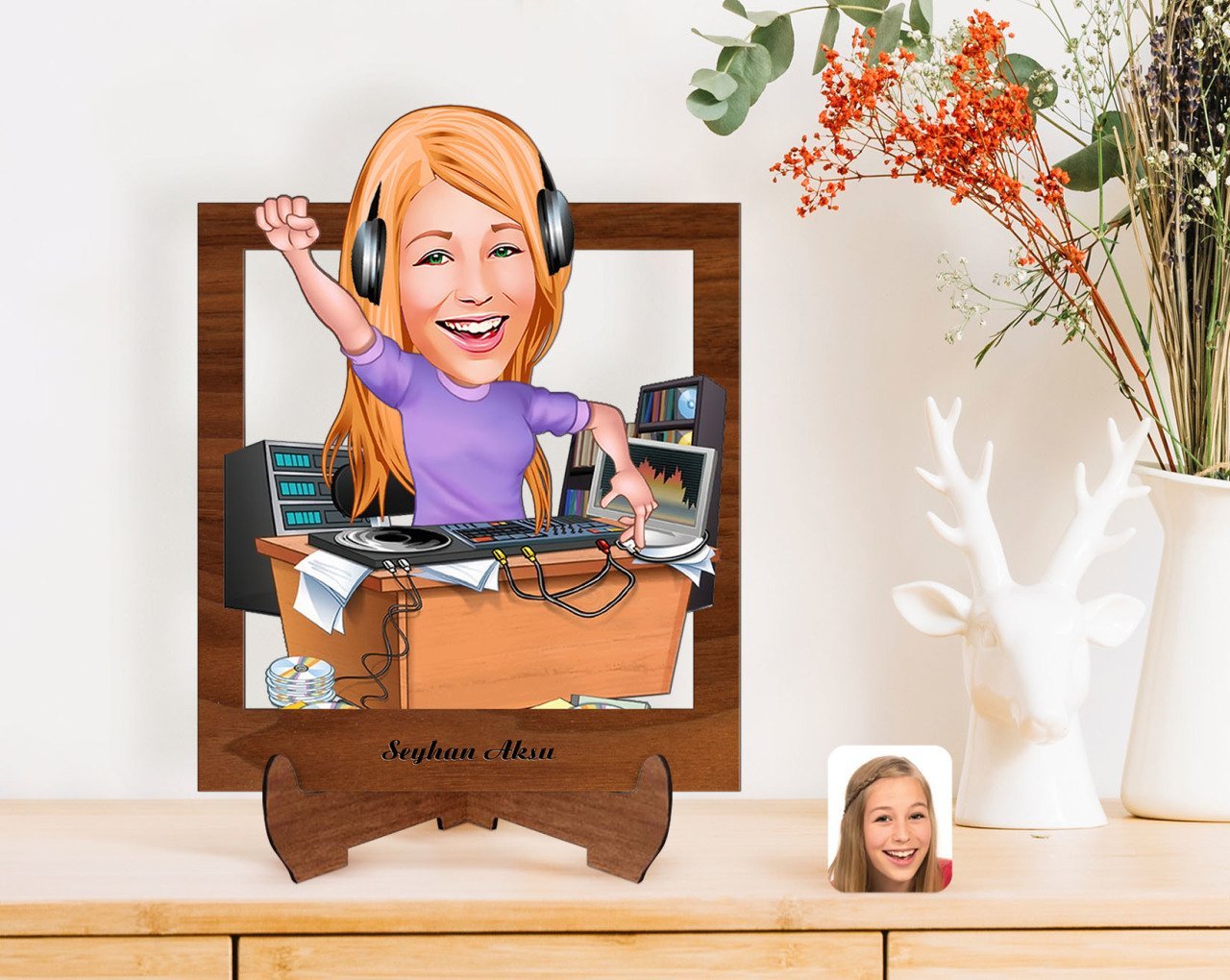 Kişiye Özel Kadın Radyocu Karikatürlü Ahşap Standlı 3D Biblo-1