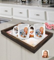 Kişiye Özel Kadın Bankacı Karikatürlü Doğal Ahşap Tepsi ve 2’li Kupa Bardak Seti-1