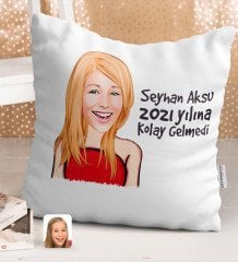 BK Gift Kişiye Özel Kadın İsimli 2023 Yılına Kolay Gelmedi Karikatürlü Beyaz Yastık-33