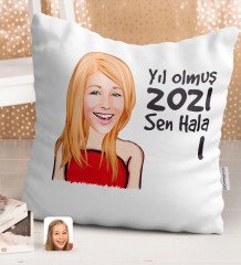 BK Gift Kişiye Özel Kadın Yıl Olmuş 2023 Sen Hala 1 Karikatürlü Beyaz Yastık-33