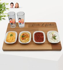 Kişiye Özel Sevgililer Karikatürlü 2’li Rakı Bardağı ve Meze Tabaklı Doğal Masif Ahşap Servis Sunum Tepsisi Model 54
