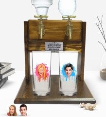 Kişiye Özel Renkli Baskılı Erkek Ve Kadın Karikatürlü İkili Rakı Bardağı ve Çift Musluklu Doğal Ahşap Rakı Standı-9