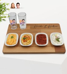 Kişiye Özel Sevgililer Karikatürlü 2’li Rakı Bardağı ve Meze Tabaklı Doğal Masif Ahşap Servis Sunum Tepsisi Model 56