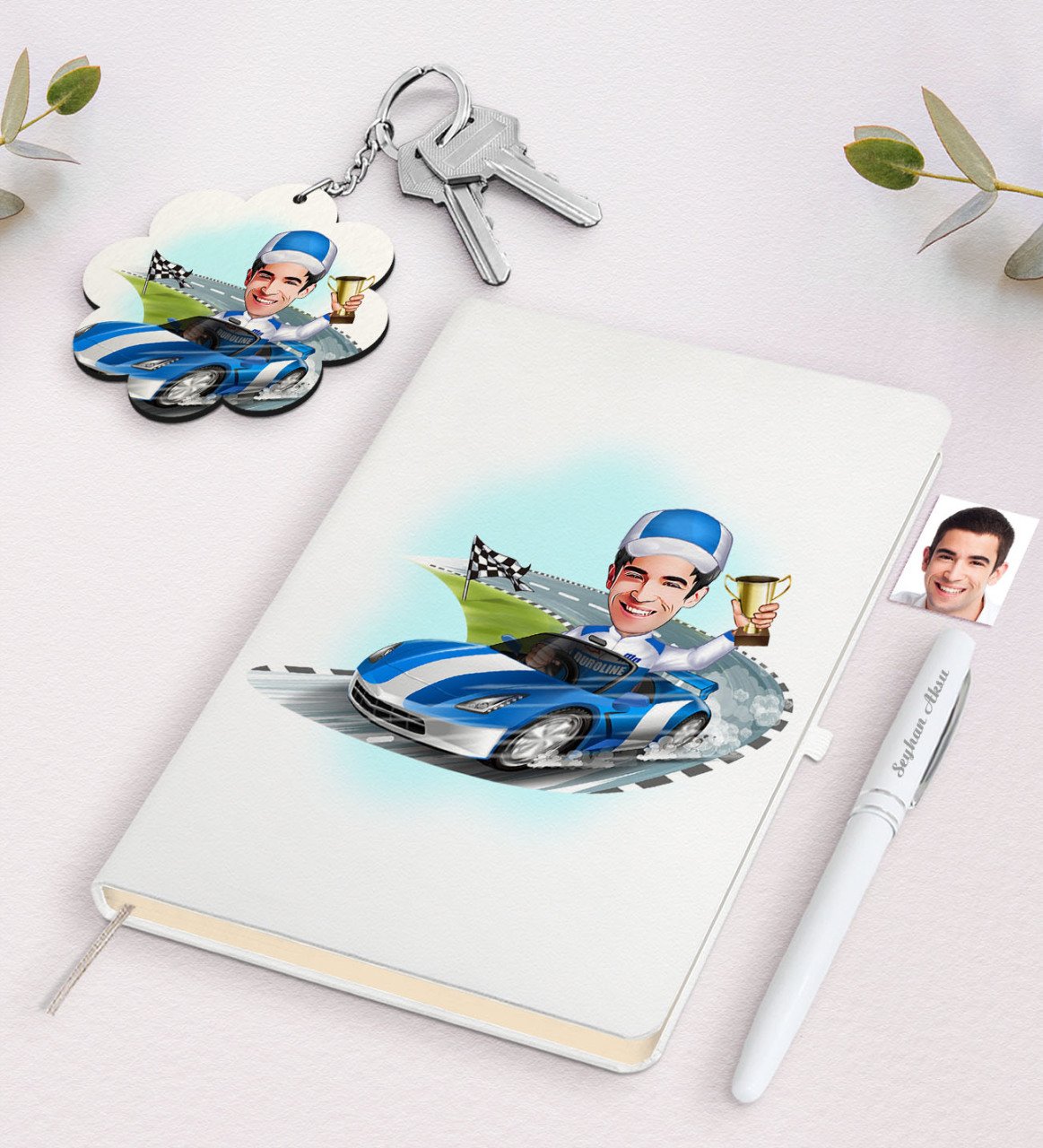 Kişiye Özel Erkek Rallici Karikatürlü Beyaz Defter Kalem ve Anahtarlık Hediye Seti