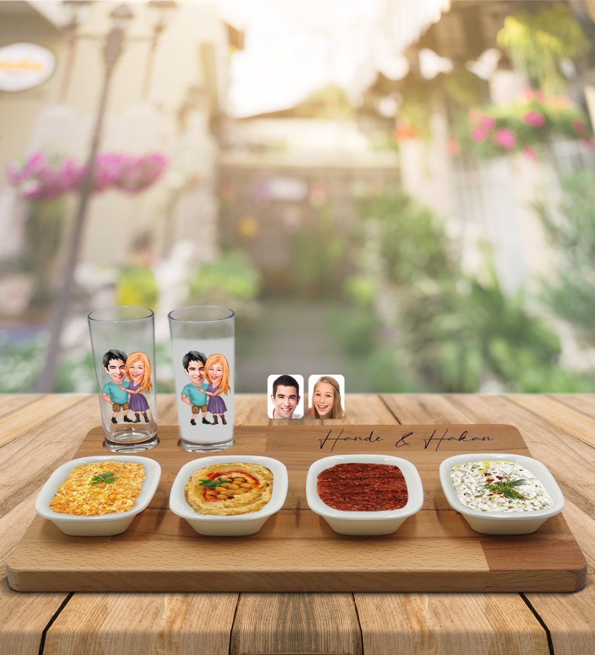 Kişiye Özel Sevgililer Karikatürlü 2’li Rakı Bardağı ve Meze Tabaklı Doğal Masif Ahşap Servis Sunum Tepsisi Model 80
