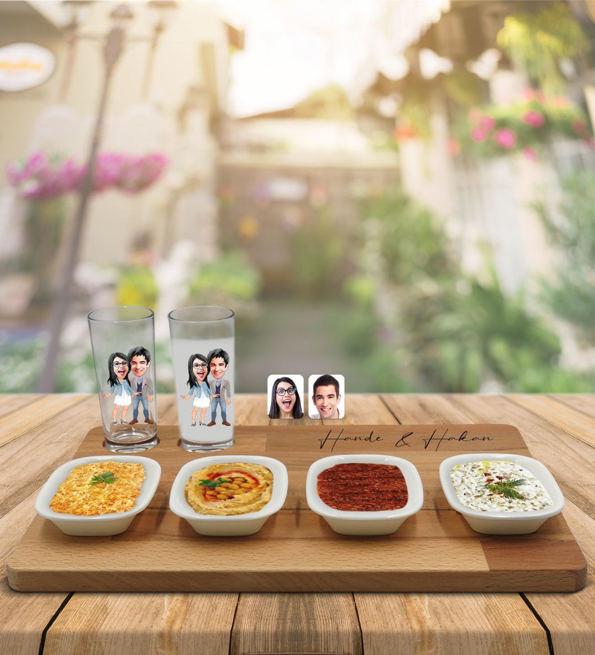 Kişiye Özel Sevgililer Karikatürlü 2’li Rakı Bardağı ve Meze Tabaklı Doğal Masif Ahşap Servis Sunum Tepsisi Model 81