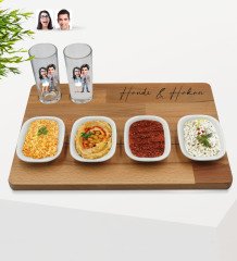 Kişiye Özel Sevgililer Karikatürlü 2’li Rakı Bardağı ve Meze Tabaklı Doğal Masif Ahşap Servis Sunum Tepsisi Model 81
