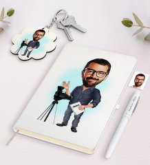 Kişiye Özel Erkek Yönetmen Karikatürlü Beyaz Defter Kalem ve Anahtarlık Hediye Seti