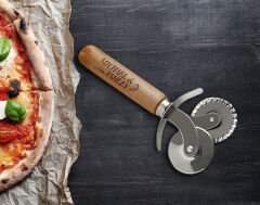BK Gift Kişiye Özel İsimli Bambu Ahşap Döner Tablalı Pizza Tahtası-3, Pizza Kesme Tahtası Seti, Şarküteri Tahtası, Servis Tepsisi, Ahşap Tabak, Eve Taşınma Hediyesi